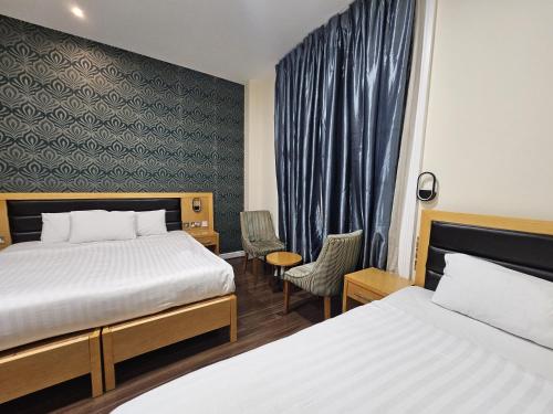 Habitación Triple económica del hotel Cromwell International. Foto 2