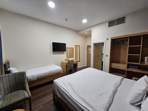 Habitación Triple económica del hotel Cromwell International. Foto 3