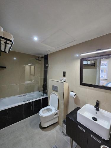 Suite Junior del hotel Cromwell International. Foto 3