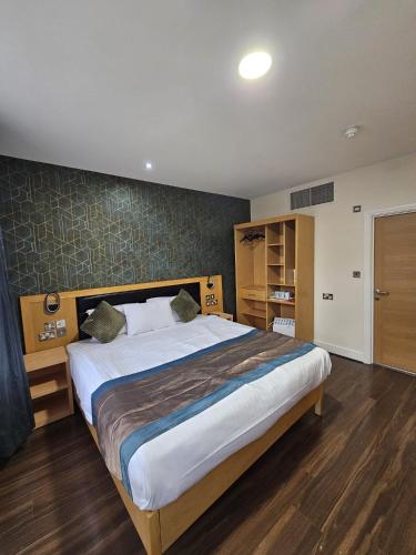 Habitación Superior con cama extragrande del hotel Cromwell International. Foto 6