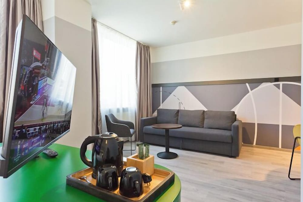 Habitación con una cama doble queen size y un sofá cama individual del hotel Ibis Styles Kaunas Centre. Foto 6