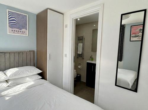 Habitación doble con baño privado del hotel Charlotte Street Rooms by News. Foto 21