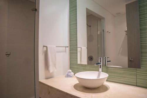 Habitación Superior con cama extragrande del hotel Holiday Inn Express Cartagena Bocagrande. Foto 1