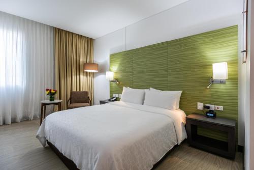 Habitación Estándar - 1 cama grande del hotel Holiday Inn Express Cartagena Bocagrande. Foto 2