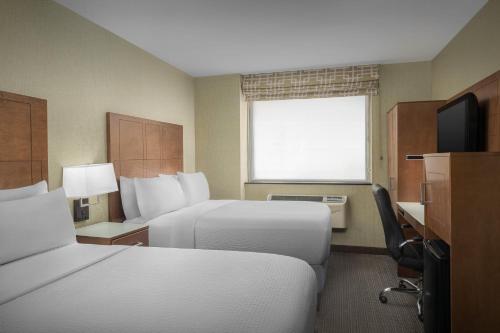 Habitación Doble Estándar con 2 camas dobles y espacio adicional del hotel Holiday Inn Express Midtown West Hotel. Foto 1