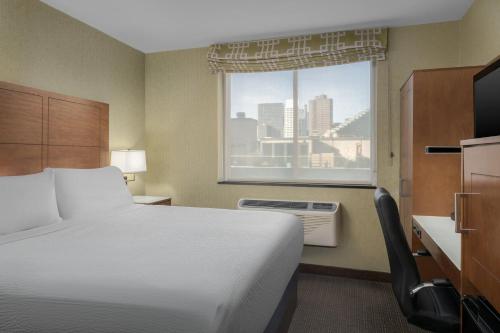 Habitación Estándar con espacio adicional - 1 cama extragrande del hotel Holiday Inn Express Midtown West Hotel. Foto 1