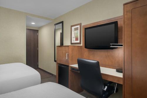 Habitación Doble Estándar con vistas a la ciudad - 2 camas dobles del hotel Holiday Inn Express Midtown West Hotel. Foto 2