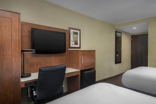 Habitación Doble Estándar con vistas a la ciudad - 2 camas dobles del hotel Holiday Inn Express Midtown West Hotel. Foto 6