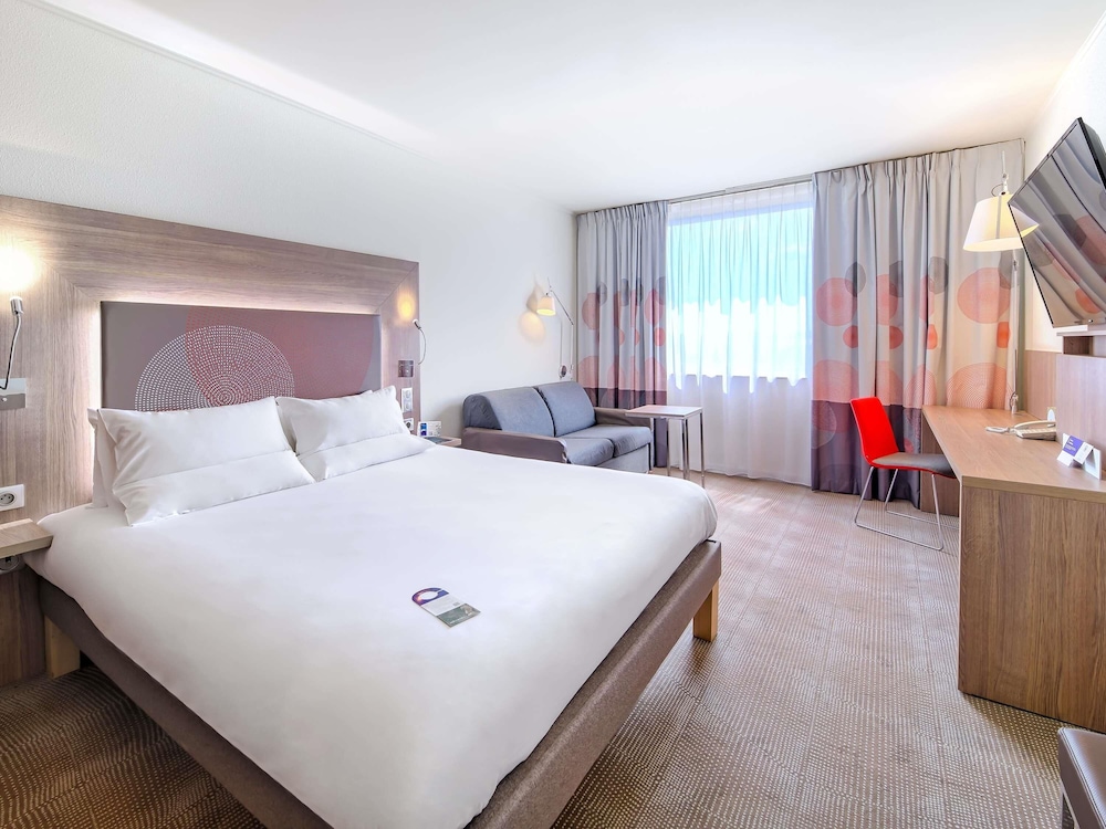 Habitación Estándar con 1 cama queen size y sofá del hotel Novotel Krakow Centrum. Foto 3