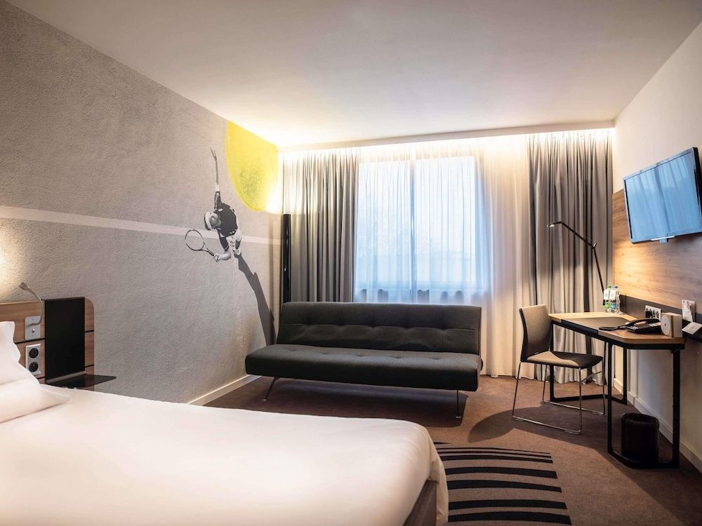 Habitación Estándar con 1 cama queen size y sofá del hotel Novotel Krakow Centrum. Foto 6