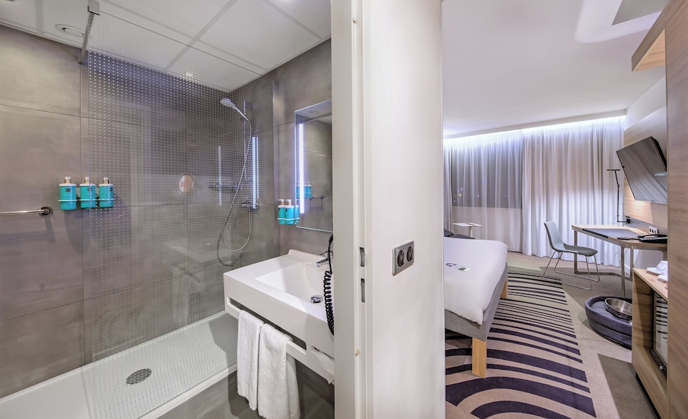 Habitación Estándar con 1 Cama Queen Size del hotel Novotel Krakow Centrum. Foto 12