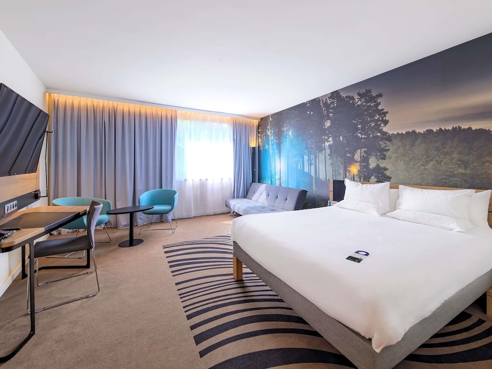 Habitación Ejecutiva con 1 cama queen size y sofá del hotel Novotel Krakow Centrum