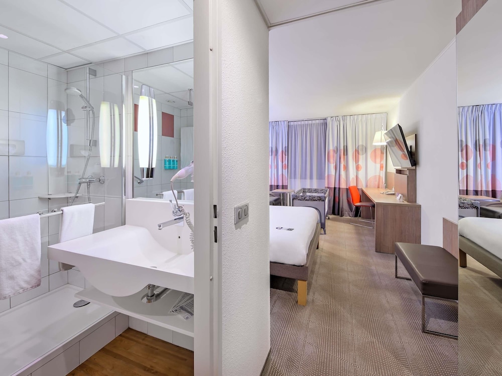 Habitación Ejecutiva con 1 cama queen size y sofá del hotel Novotel Krakow Centrum. Foto 9
