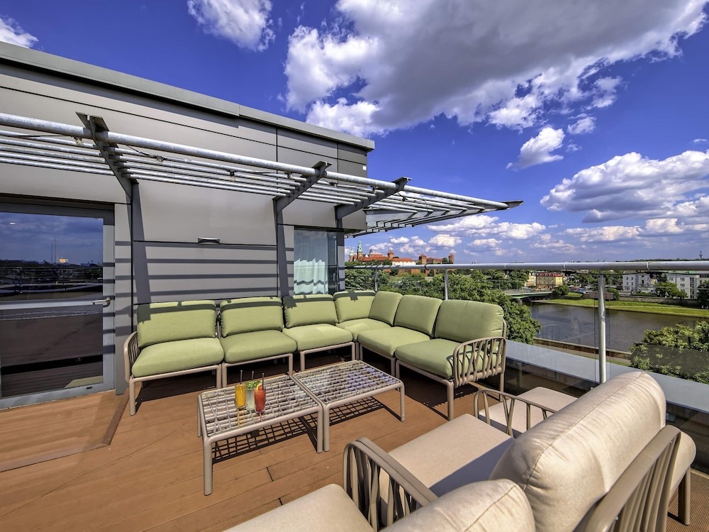 Suite con terraza con vistas al Castillo de Wawel del hotel Novotel Krakow Centrum