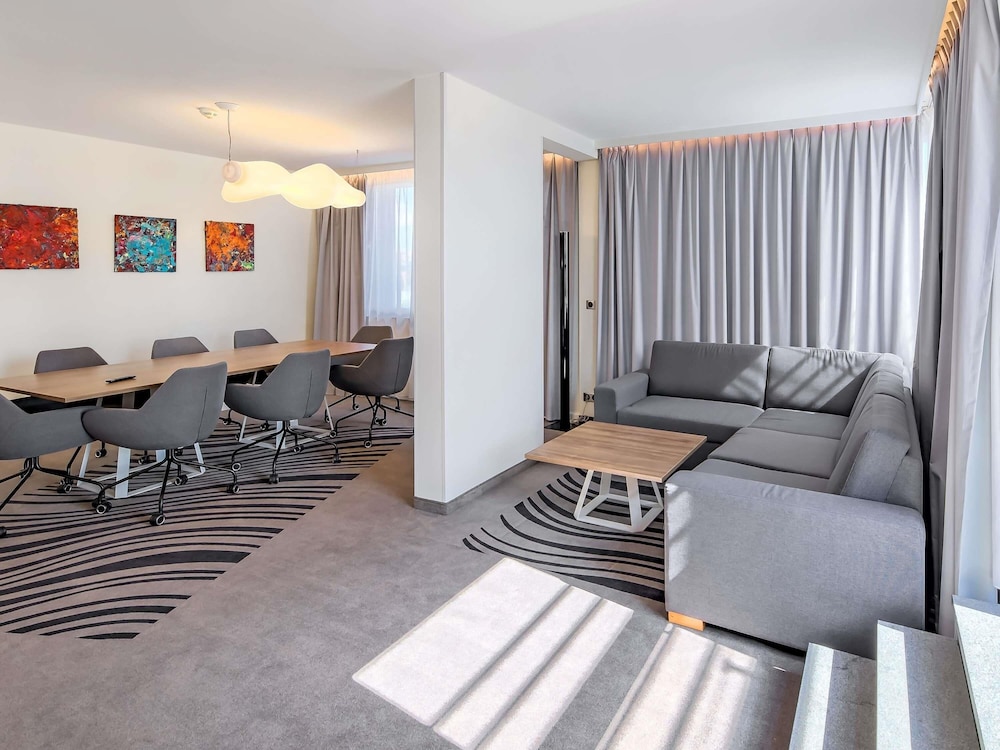 Suite con terraza con vistas al Castillo de Wawel del hotel Novotel Krakow Centrum. Foto 4