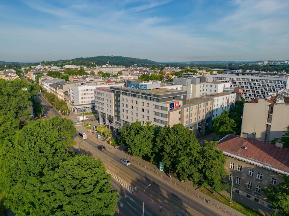 Suite con terraza con vistas al Castillo de Wawel del hotel Novotel Krakow Centrum. Foto 6