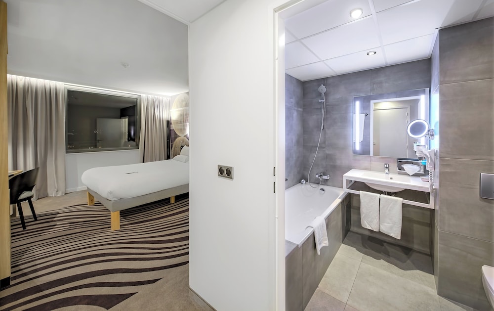 Suite con terraza con vistas al Castillo de Wawel del hotel Novotel Krakow Centrum. Foto 12