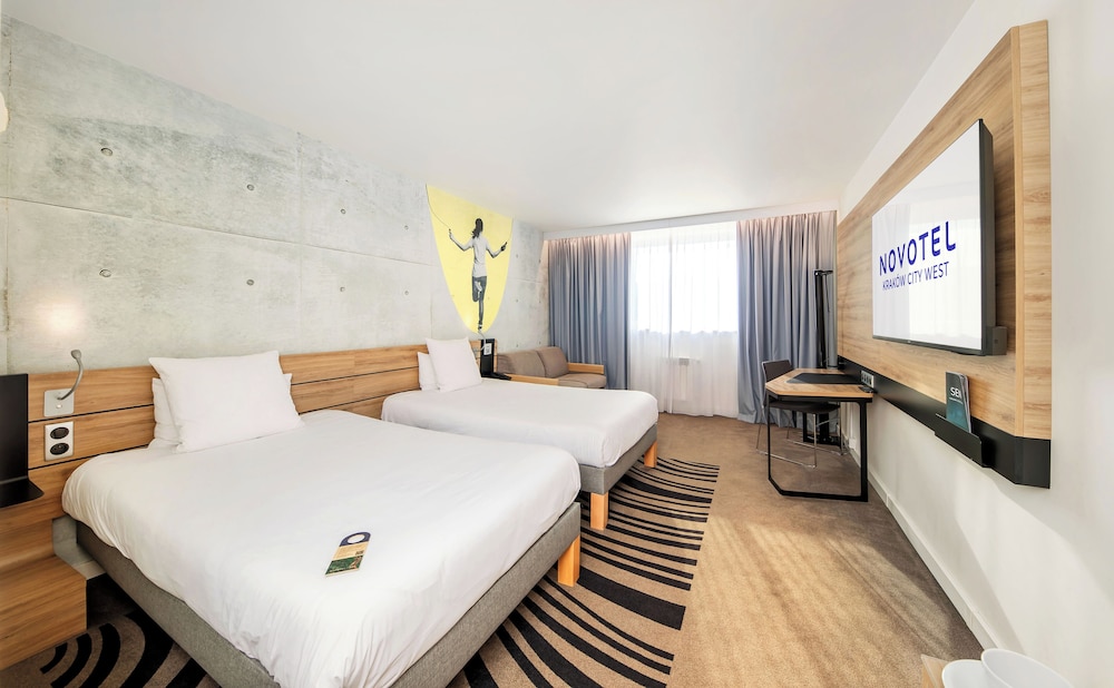 Habitación Ejecutiva con dos camas grandes del hotel Novotel Krakow City West. Foto 1
