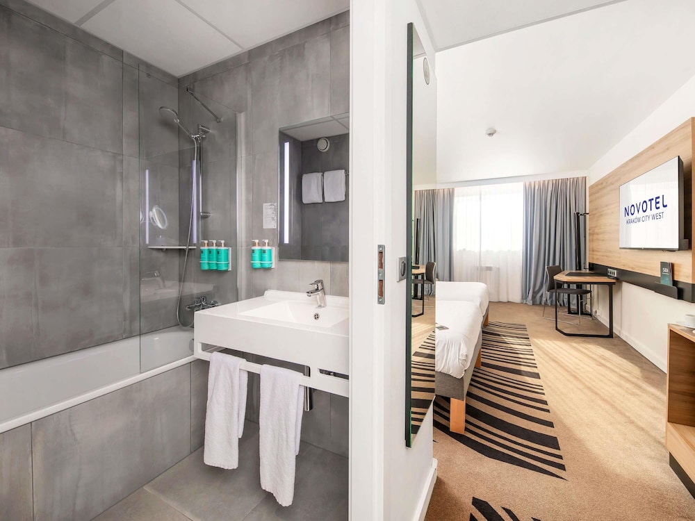 Habitación Ejecutiva con dos camas grandes del hotel Novotel Krakow City West. Foto 7