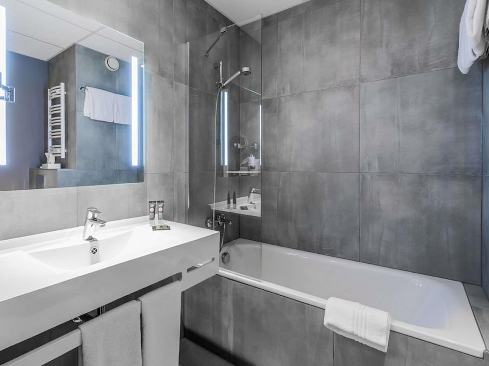 Habitación Ejecutiva con dos camas grandes del hotel Novotel Krakow City West. Foto 9