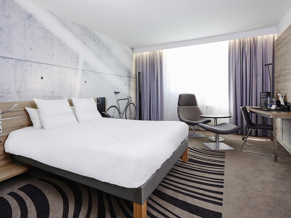 Habitación Ejecutiva con una cama grande del hotel Novotel Krakow City West. Foto 1