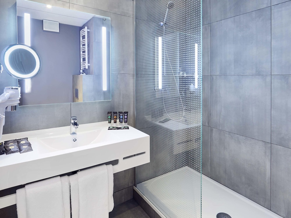 Habitación Ejecutiva con una cama grande del hotel Novotel Krakow City West. Foto 2