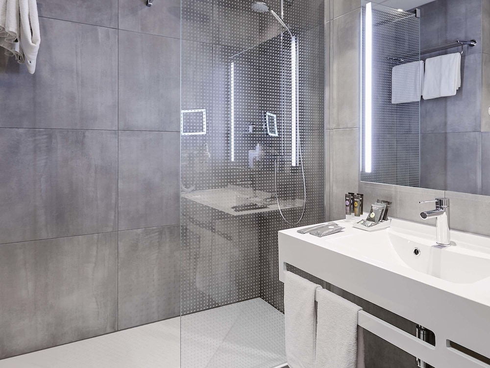 Habitación Ejecutiva con una cama grande del hotel Novotel Krakow City West. Foto 3