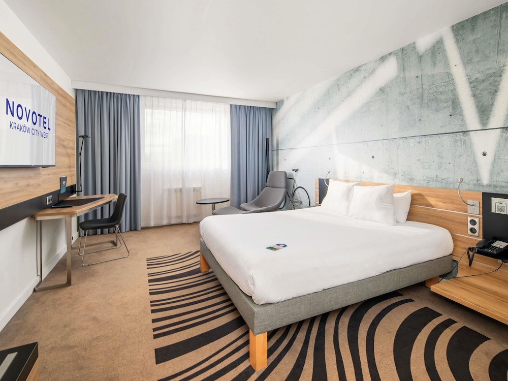 Habitación Ejecutiva con una cama grande del hotel Novotel Krakow City West. Foto 4