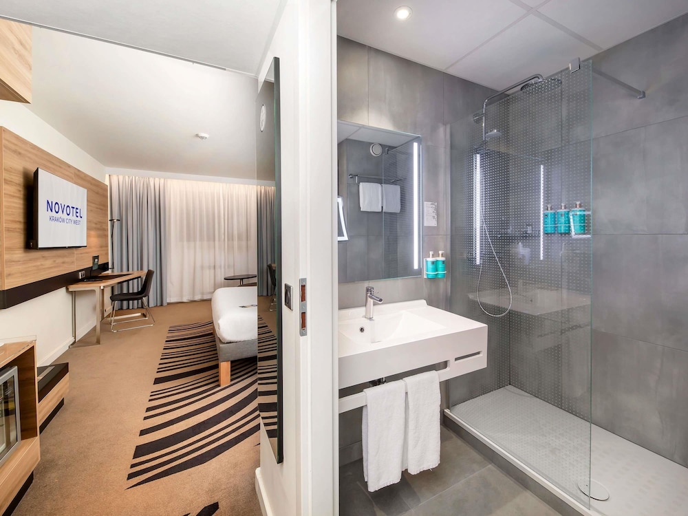 Habitación Ejecutiva con una cama grande del hotel Novotel Krakow City West. Foto 6