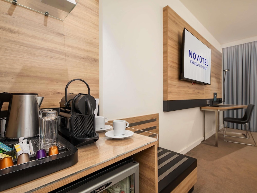 Habitación Ejecutiva con una cama grande del hotel Novotel Krakow City West. Foto 7