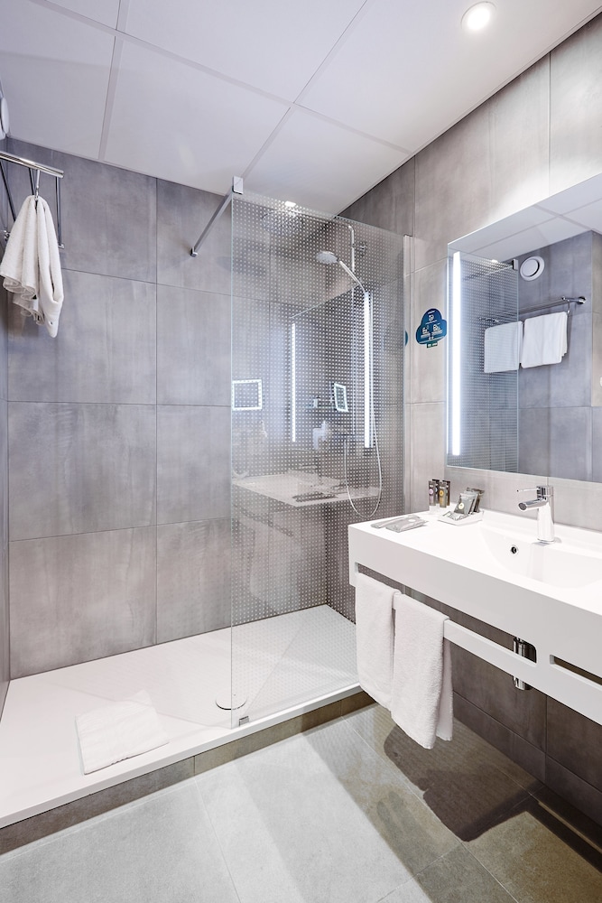 Habitación Ejecutiva con una cama grande del hotel Novotel Krakow City West. Foto 8
