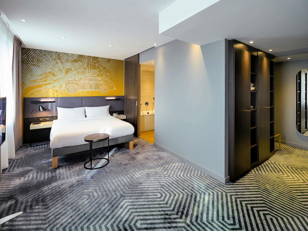 Suite Grand, 1 cama de matrimonio grande con sofá cama del hotel Mercure Warszawa Grand. Foto 7
