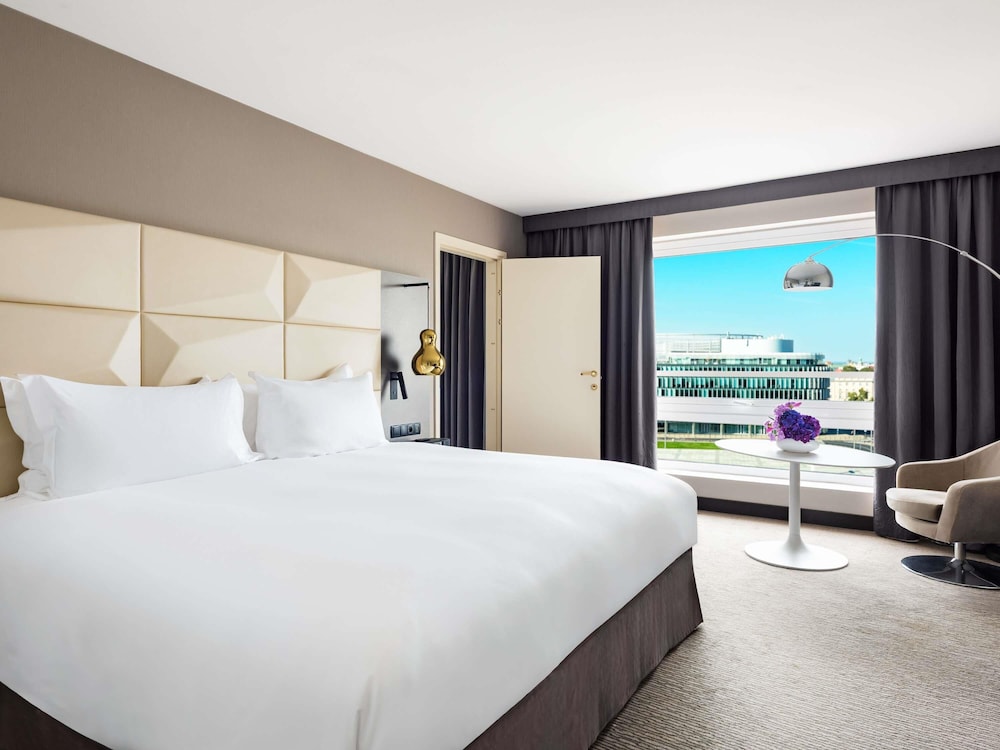 Suite (Pilsudski Square View) del hotel Sofitel Warsaw Victoria. Foto 2
