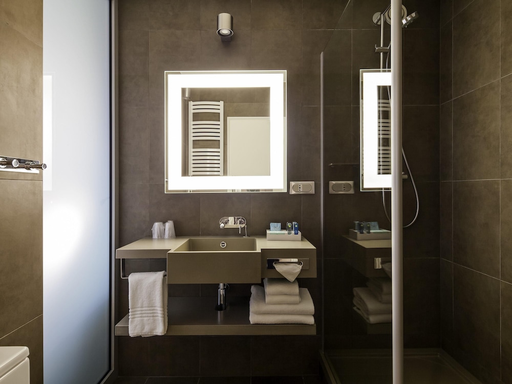 Habitación superior, 1 cama doble con sofá cama del hotel Novotel Warszawa Centrum. Foto 9