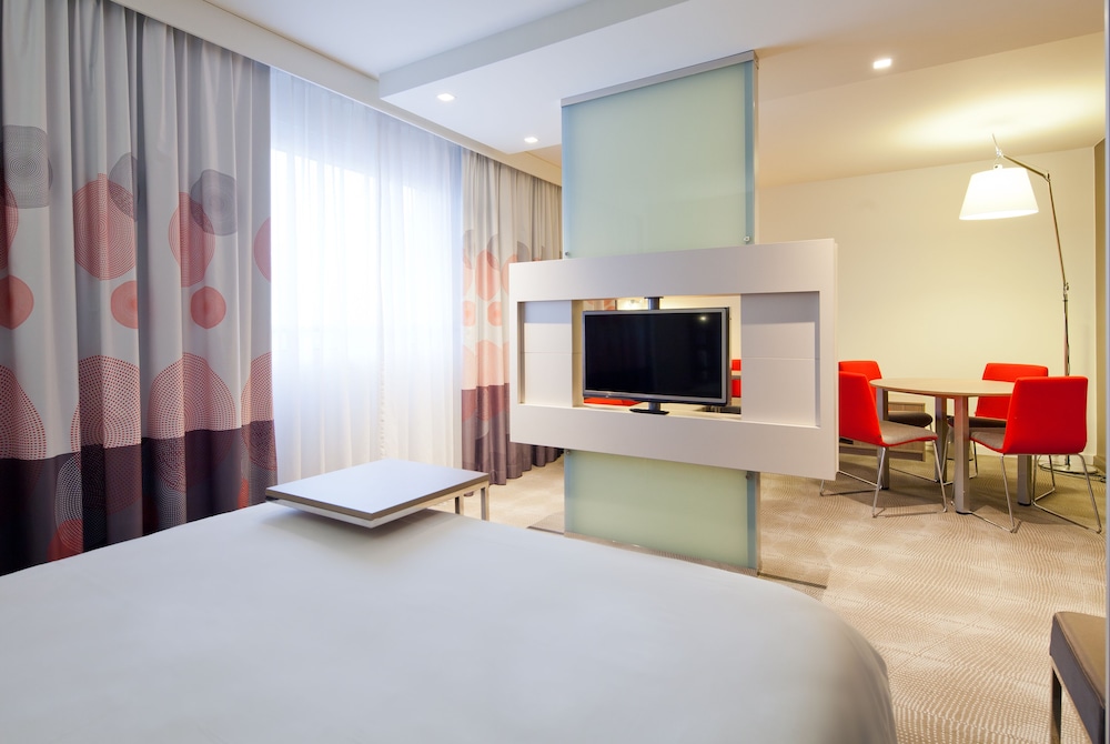 Suite junior, 1 cama de matrimonio del hotel Novotel Warszawa Centrum. Foto 2