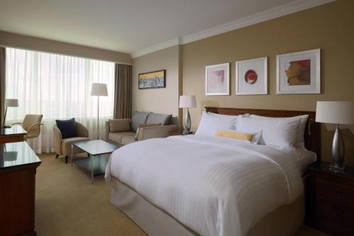 Habitación Executive con acceso al club lounge - Cama extragrande del hotel Warsaw Presidential. Foto 1