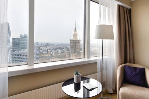 Habitación Executive con acceso al club lounge - Cama extragrande del hotel Warsaw Presidential. Foto 2