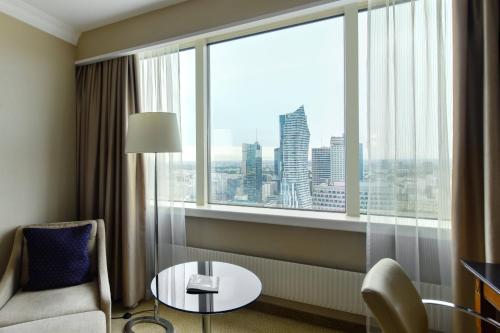 Habitación Executive con 2 camas dobles y acceso al club lounge del hotel Warsaw Presidential. Foto 1