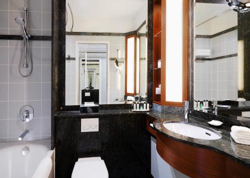 Deluxe room with king bed and city view, high floor del hotel Warsaw Presidential. Foto 1