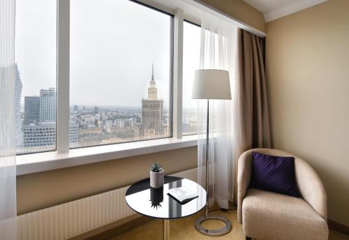 Deluxe room with king bed and city view, high floor del hotel Warsaw Presidential. Foto 3