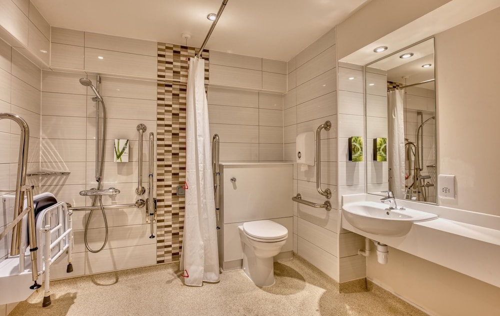 Habitación estándar doble, ducha adaptada del hotel Premier Inn London Beckton. Foto 7
