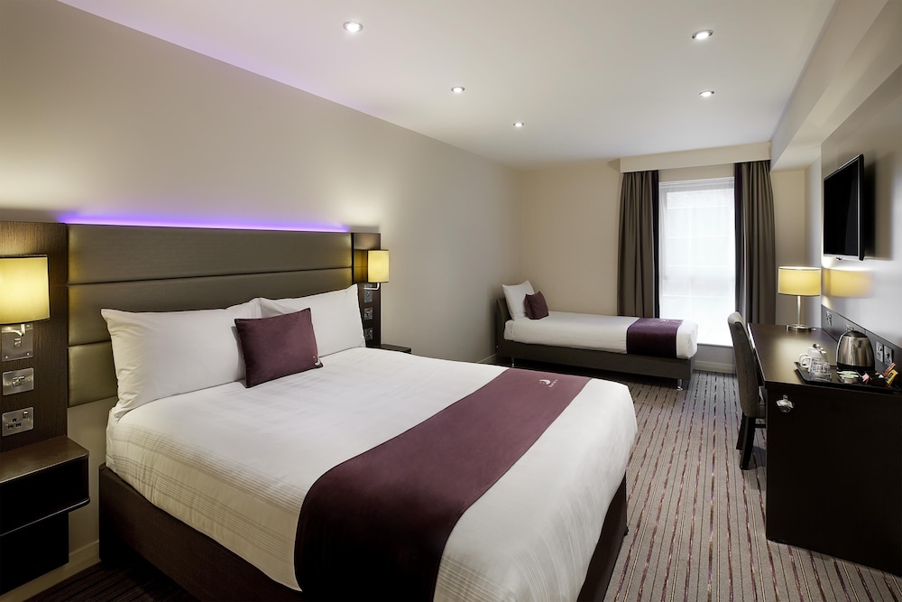 Habitación triple familiar del hotel Premier Inn London Kew Bridge