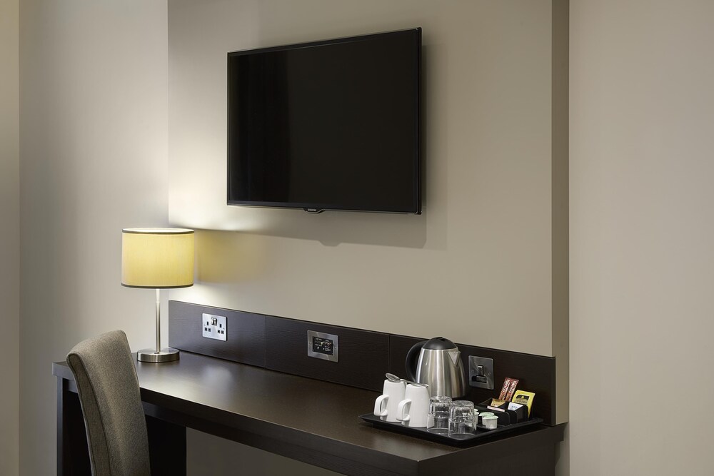 Habitación triple familiar del hotel Premier Inn London Twickenham Stadium. Foto 4