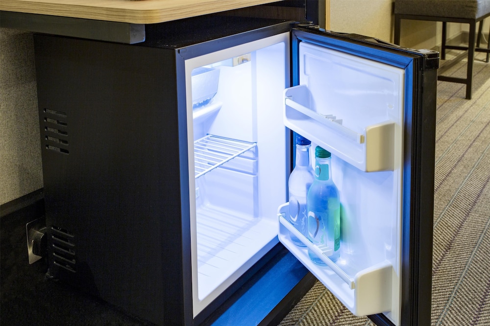 Habitación doble superior, bañera accesible del hotel Premier Inn Luton Airport. Foto 3