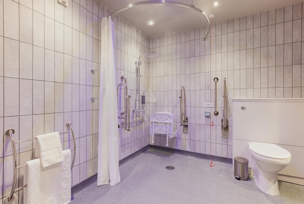 Habitación estándar doble, ducha adaptada del hotel Premier Inn Luton Airport. Foto 4