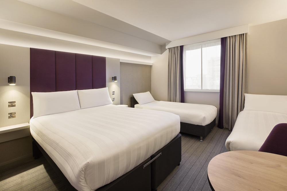 Habitación cuádruple familiar del hotel Premier Inn Luton Airport. Foto 5