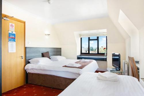 Habitación Familiar Deluxe del hotel The Brent. Foto 2