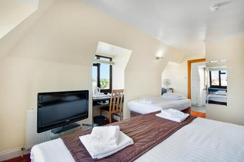 Habitación Familiar Deluxe del hotel The Brent. Foto 3