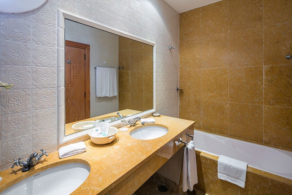 Habitación básica con 1 cama doble o 2 individuales, vistas a la ciudad del hotel Belver Boa Vista and Spa - Adults Only. Foto 5
