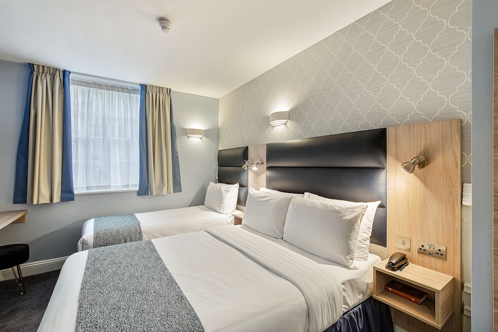 Habitación triple del hotel Judd. Foto 1